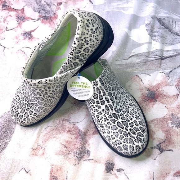 Align Nursing clogs shoes size 9 1/2 white Leopard - Picture 4 of 7